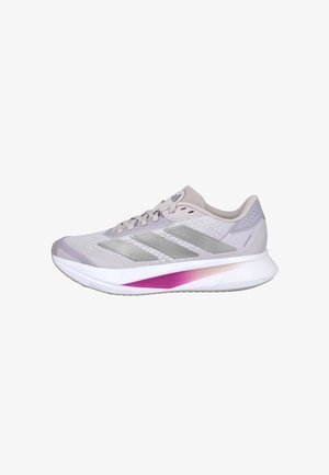 Zapatilla de running Adidas gris claro con parte superior de malla, tres rayas plateadas en el lateral y suela blanca con detalle en degradado rosa.