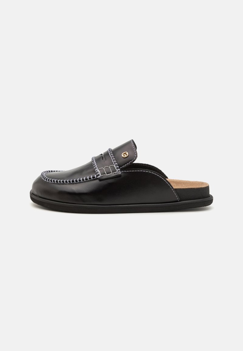 Sorte lær slip-on sko med en glat finish, kontrasterende syninger og en lav profil gummisål. Blødt indre foring for komfort.
