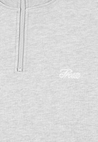 Szara bluza z zamkiem na całej długości z delikatnym białym logo "Frosto" na lewej części klatki piersiowej, prezentująca miękki, teksturowany materiał.