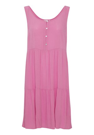 Rozā bezpeļu kleita ar izgrieztu kakla izgriezumu un pogām priekšā, ar slāņotu svārku un vieglu, teksturētu audumu.