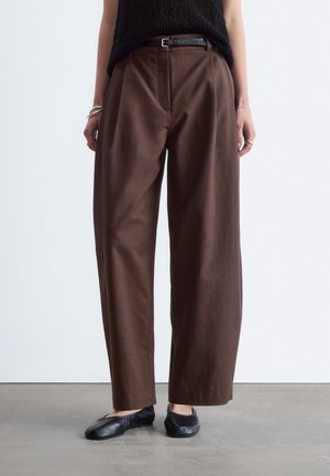 & OTHER STORIES, & OTHER STORIES BARREL‑LEG CROPPED TROUSERS - Pantaloni - dark brown