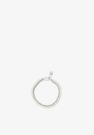 Silberarmband mit zwei Strängen, einer aus kleinen weißen Perlen, gesichert durch einen Verschluss und eine kleine runde Markenplakette.