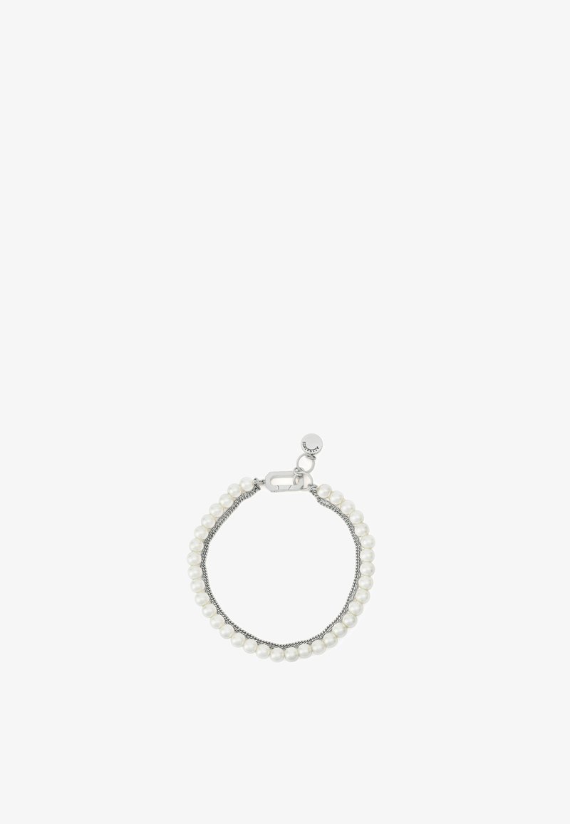 Bracelet chaîne en argent à deux rangs, l'un de petites perles blanches, fixé par un fermoir et une petite médaille ronde marquée.