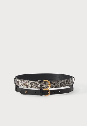 Deux ceintures côte à côte, une en cuir noir et une à motif peau de serpent, toutes deux avec des boucles rondes dorées, sur un fond uni clair.