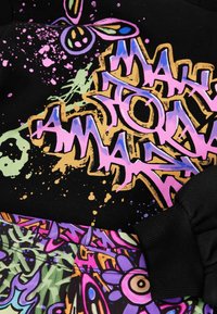 Schwarzer Kapuzenpulli mit bunten Graffiti-Drucken in Lila, Grün und Gold, mit Spritzmustern und gerippten Bündchen.