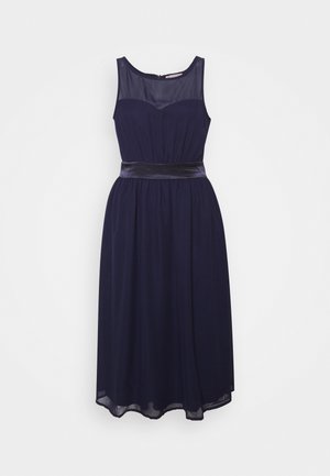 Ärmelloses Midikleid in dunkelblauem Marine-Farbton mit transparentem oberen Brustbereich und satinbuntem Taillenband, an einem weißen Hintergrund präsentiert.