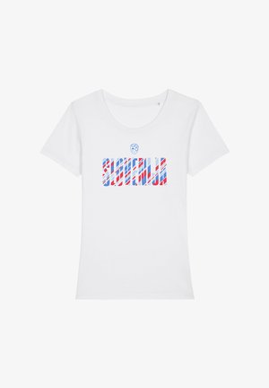 Camiseta blanca de manga corta con cuello redondo con el texto "CROACIA" en rayas diagonales rojas, azules y blancas y un pequeño escudo encima del texto.