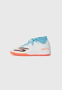 Baskets montantes de sport en blanc avec un col bleu clair. Présente des accents noirs et une semelle orange. Matériau texturé pour une meilleure adhérence.