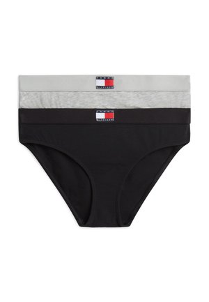 Στοίβα από τρία μαγιό μπόξερ Tommy Hilfiger σε μαύρο, σκούρο γκρι και ανοιχτό γκρι, το καθένα με λογότυπο στη ζώνη.