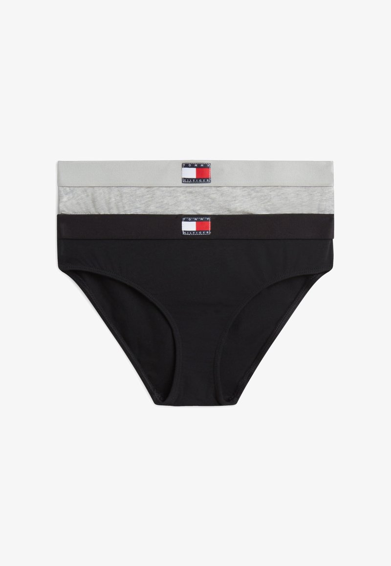 Στοίβα από τρία μαγιό μπόξερ Tommy Hilfiger σε μαύρο, σκούρο γκρι και ανοιχτό γκρι, το καθένα με λογότυπο στη ζώνη.