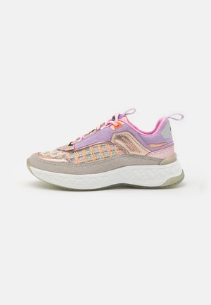 Chunky sneaker med pastel rosa, lilla og beige toner, flerfarvet vævet sidepanel, hvid polstret sål og snørelukning.