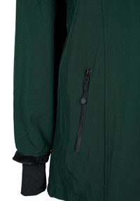 Groene jas met een ritssluiting, zwarte accenten, verstelbare manchetten en een gladde, gestructureerde stofafwerking.