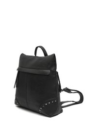 Čierny kožený batoh s horným držadlom, klopovou záklopkou, ramennými popruhmi a kovovými cvokmi zdobiacimi spodné rohy.