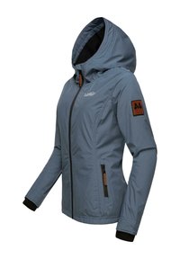 Veste à capuche bleue pour femme avec fermeture éclair à l'avant, poche latérale zippée, poignets intérieurs noirs et patch logo marron sur la manche gauche.