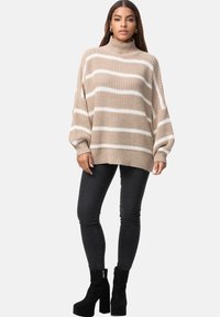 Elara Maglione - beige weiss