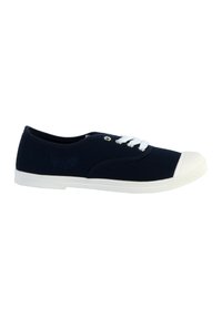 Sneakers in tela blu navy con punta in gomma bianca, dotati di lacci bianchi e un logo a forma di ala discreto sul lato. Design a profilo basso.