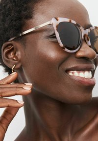 Next POLARISED CAT EYE - REGULAR FIT - Aurinkolasit - tortoiseshell brown
