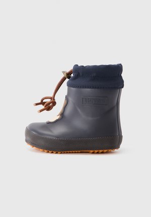 Marine gummistøvler med et fleksibelt design, teksturert såle og brune snøringsdetaljer. Fleecekant for varme og en logo på siden.