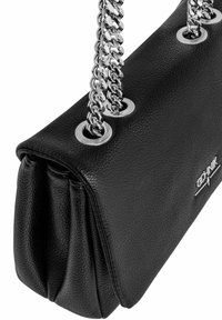 Czarna skórzana torebka o teksturowanym wykończeniu, z łańcuszkowym paskiem, srebrnym okuciem i fałdowanym wzorem po bokach.