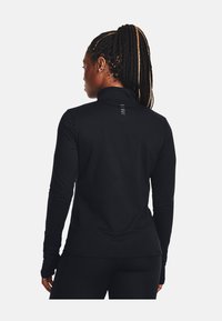 Maglia sportiva nera a maniche lunghe con colletto alto, design senza cuciture e dettagli sottili sul retro. Realizzata in tessuto morbido e leggero.