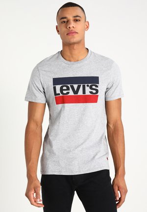 Graues Baumwoll-T-Shirt mit einem auffälligen roten und marineblauen Levi's-Logo über der Brust. Klassisches Rundhalsdesign, kurze Ärmel.