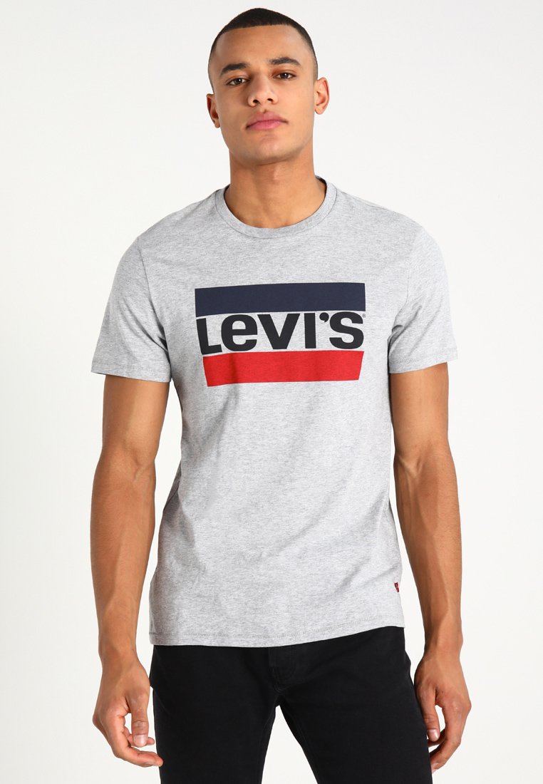 Camiseta de algodón gris con un destacado logo de Levi's en rojo y azul marino en el pecho. Diseño clásico de cuello redondo, con mangas cortas.