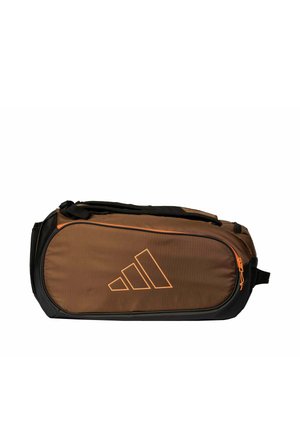 Borsa sportiva a borsone marrone con bordi neri, dotata di una cerniera arancione e un logo geometrico arancione sulla tasca laterale.