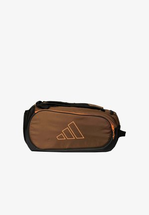 Sportliche Reisetasche in Braun mit schwarzen Kanten, ausgestattet mit einem orangefarbenen Reißverschluss und einem geometrischen orangenen Logo an der Seitentasche.