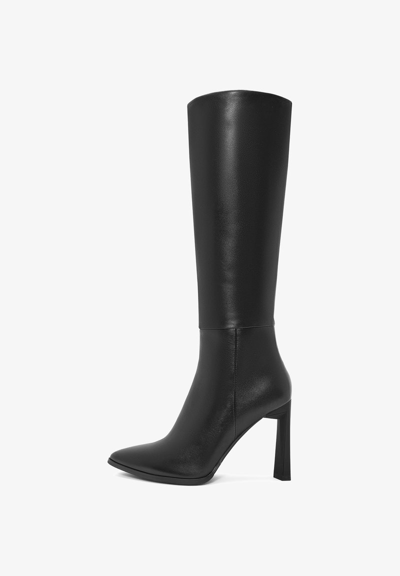 Bota de cuero negro hasta la rodilla con punta afilada y tacón cuadrado, que presenta una textura suave y un diseño minimalista.