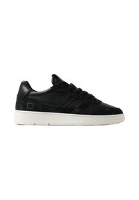 Sneaker in suede e pelle nera con dettagli tonali, punta tonda, suola piatta in gomma e pannellature testurizzate. Presentano una chiusura con lacci e un dettaglio del logo.