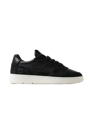 Sneaker in suede e pelle nera con dettagli tonali, punta tonda, suola piatta in gomma e pannellature testurizzate. Presentano una chiusura con lacci e un dettaglio del logo.