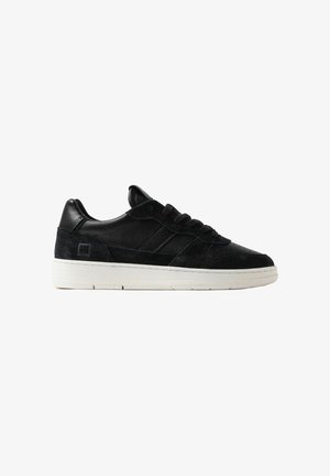 Sorte ruskinds- og lædersneakers med tonale accenter, rund tå, flad gummisål og tekstureret panelering. Har snørelukning og logo detaljer.
