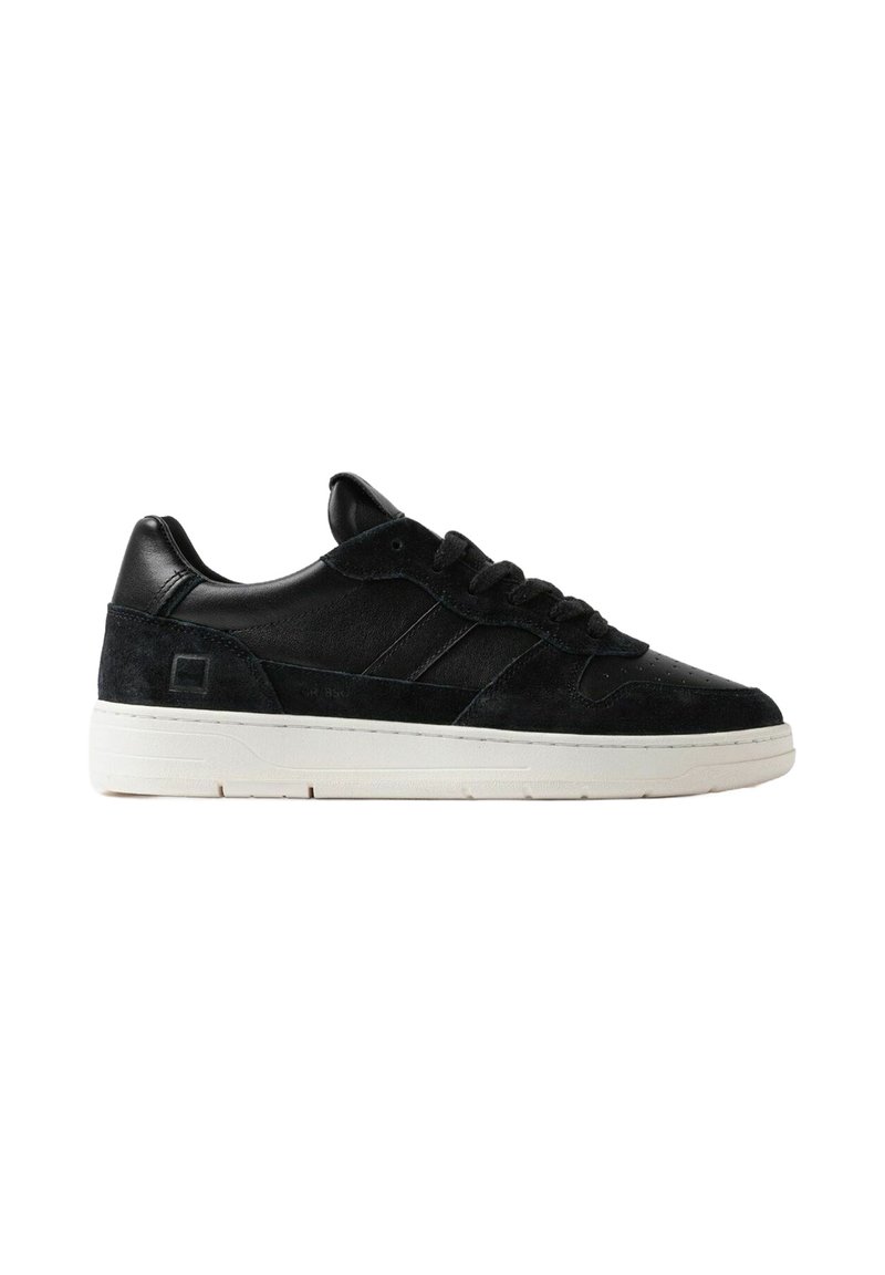 Sneaker in suede e pelle nera con dettagli tonali, punta tonda, suola piatta in gomma e pannellature testurizzate. Presentano una chiusura con lacci e un dettaglio del logo.