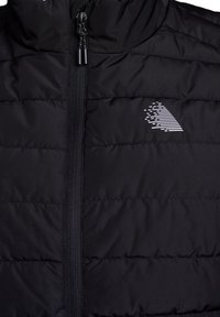 Svart puffjacka med horisontell sömnad, hel dragkedja och en reflekterande logotyp. Materialet verkar slätt med en matt yta.
