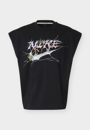 Fekete, ujjatlan Nike póló kopott, kivágott logóval, amelyet színes virág- és növényminták töltenek ki az elején.