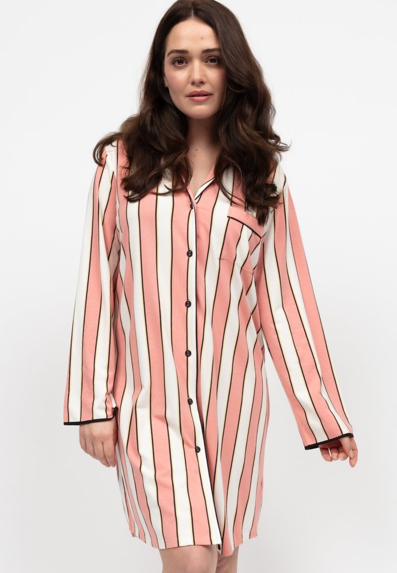 Nightdress a maniche lunghe a righe rosa e bianche con bordo e bottoni neri, dotata di una tasca sul petto sinistro. Tessuto morbido, lunghezza fino al ginocchio.
