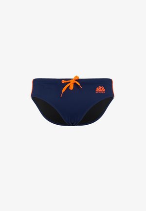 Bañador slip de hombre azul marino con franjas laterales naranja brillante, cordón naranja delantero y logotipo naranja de Sundek en el lado derecho.
