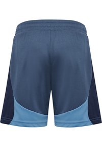 Blå sportshorts i ett slätt tyg, med en blandning av mörkare och ljusare blåa paneler på sidorna. Elastisk midja ingår.