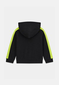 Schwarzer Hoodie mit leuchtend gelb-grünen Streifen, die entlang der äußeren Ärmel, der gerippten Bündchen und des Saums verlaufen, von hinten gezeigt.