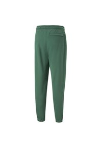 Grønne joggerbukser lavet af et glat, åndbart stof, med elastisk talje og en enkelt baglomme. Tapered ben design.