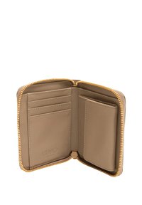 Portafoglio in pelle color cuoio con cerniera dorata, dotato di più scomparti per carte e una tasca spaziosa, texture liscia, design minimalista.