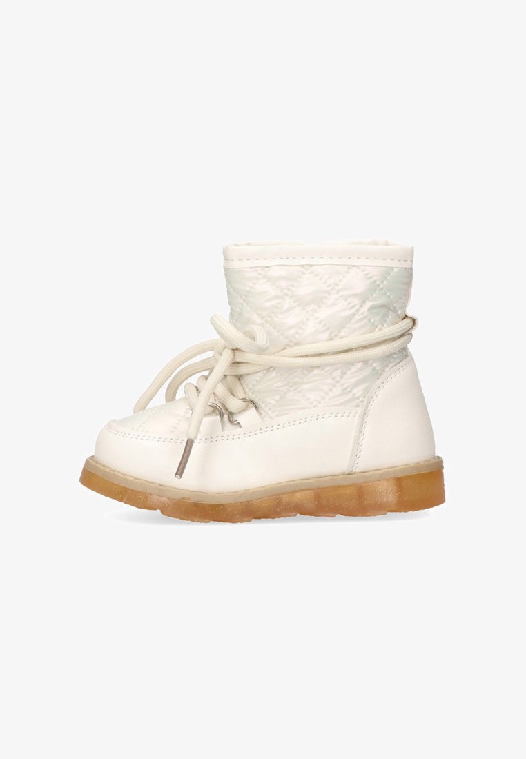 Botín blanco de tobillo hecho de material sintético brillante con textura acolchada, con punta redonda, cordones en la parte frontal y suela de goma.