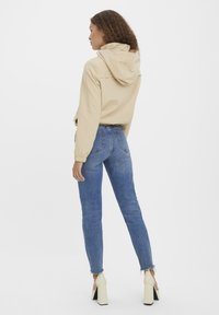 Vero Moda VMZOA SHORT - Casaco leve - irish cream