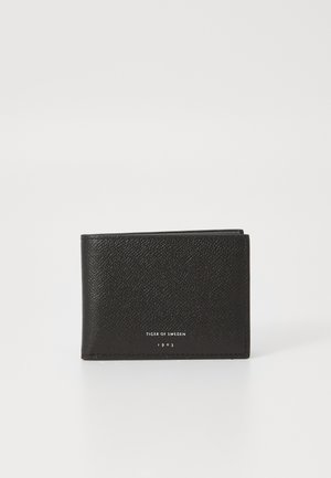 Portefeuille en cuir noir avec une finition texturée, présentant un logo en impression métallique sur le devant. Design compact et rectangulaire.