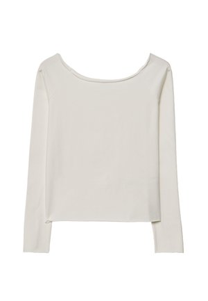 Haut à manches longues en beige clair, fabriqué en tissu doux. Il présente une encolure dégagée et une coupe décontractée, avec des coutures subtiles le long des coutures.