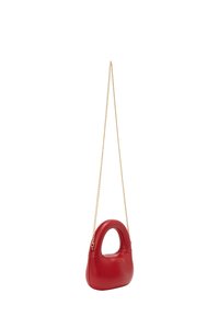 Rød lædertaske med et rundet håndtag og en guldkæde-strop. Glat tekstur og et minimalistisk design med en let buet form.