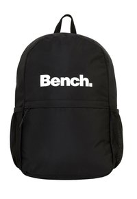 Czarny plecak o zaokrąglonym kształcie, wykonany z teksturowanej tkaniny nylonowej. Posiada dużą przednią kieszeń oraz siatkowe kieszenie boczne. Biały logo "Bench.".