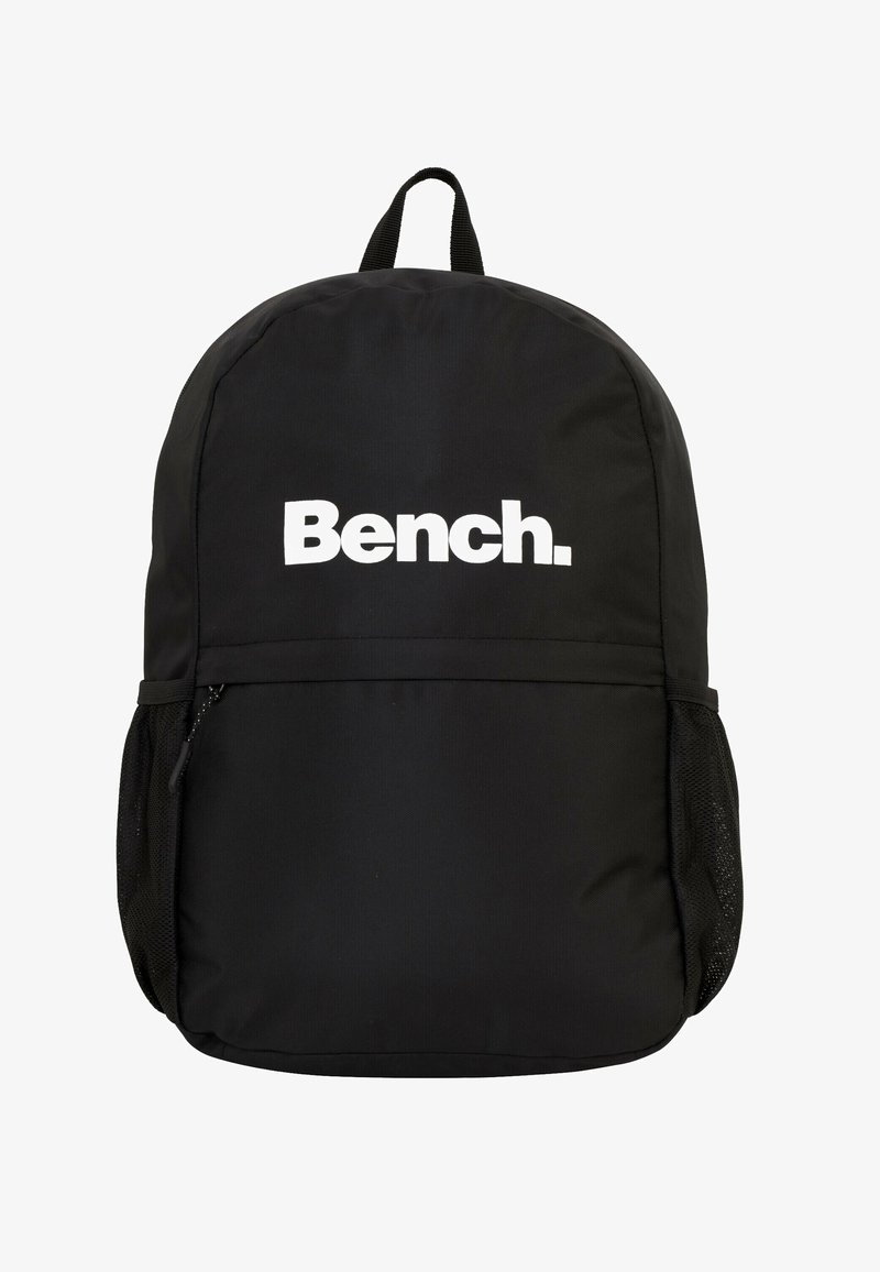 Zwarte rugzak met een ronde vorm, gemaakt van gestructureerde nylon stof. Heeft een groot voorvak en netstof zijvakken. Witte "Bench." logo.