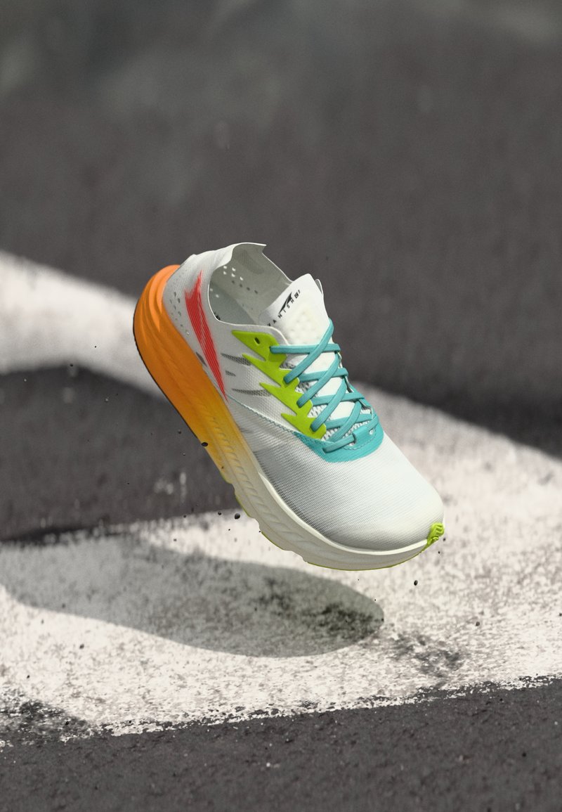 Zapatilla de running ligera en malla blanca con talón naranja, cordones aqua y acentos verde brillante; presenta una suela texturizada y un diseño aerodinámico.