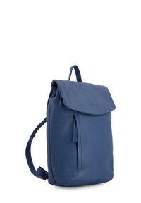 Modrá kožená batoh s přehnutým klopovým víkem, přední kapsou na zip a nastavitelnými ramenními popruhy. Hladký povrch a minimalistický design.